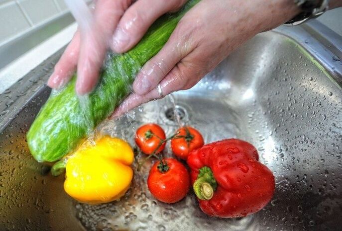 Da bi preprečili okužbo s paraziti, je treba zelenjavo pred jedjo oprati.